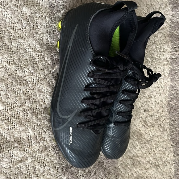 Nike mercurial cleats size 4y in great condition - Picture 2 of 4